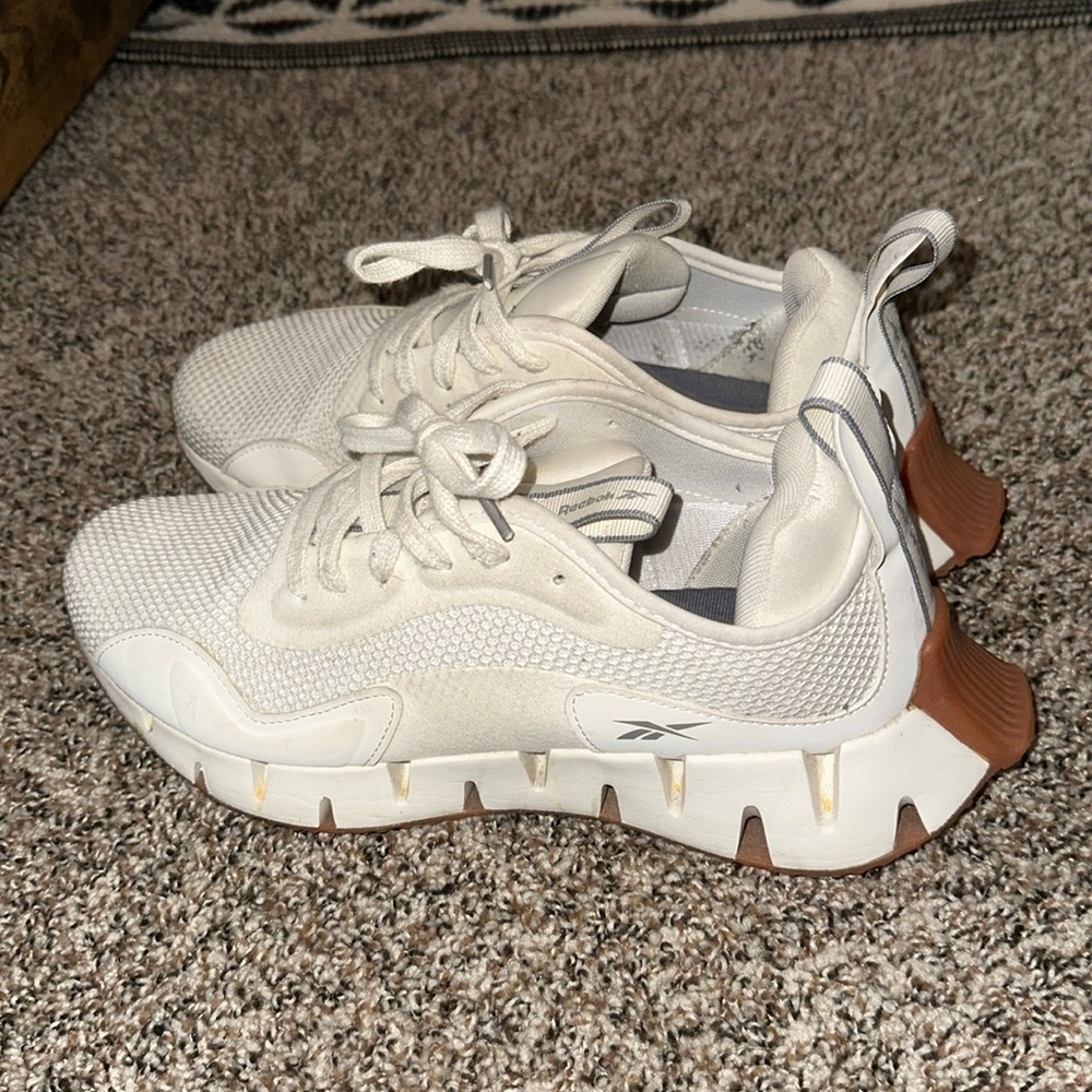 Tennis shoes